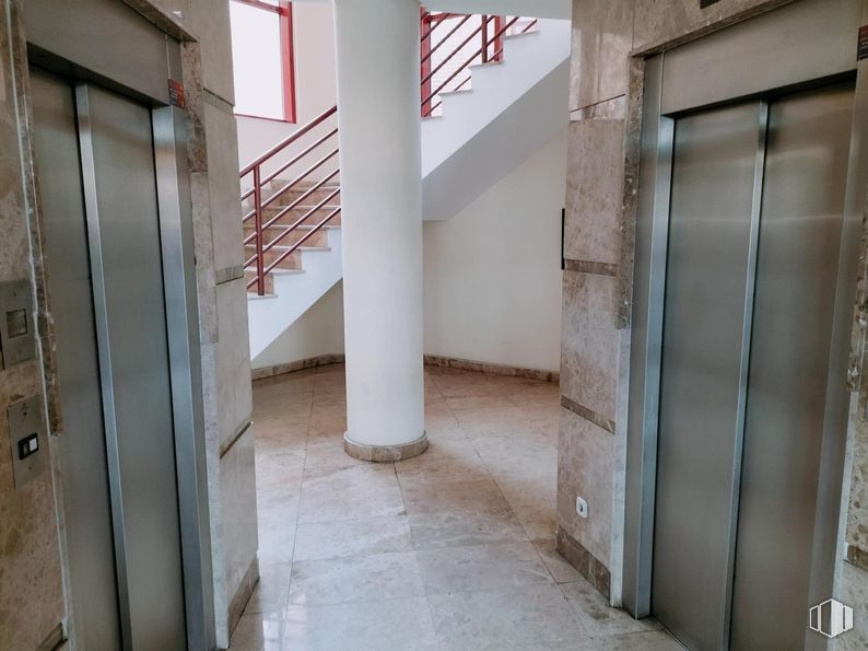 Office for sale at Edificio Alcocer 47, Calle Alcocer, 47, Villaverde, Madrid, 28041 with flooring, floor, composite material, ceiling, glass, tile flooring, building material, daylighting, wood stain and handrail around