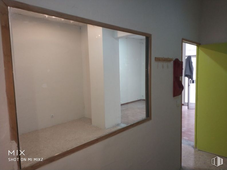 Retail for rent at Calle Artistas, 26, Tetuán, Madrid, 28020 with mirror, fixture, wood, interior design, flooring, floor, hardwood, plaster, automotive exterior and glass around