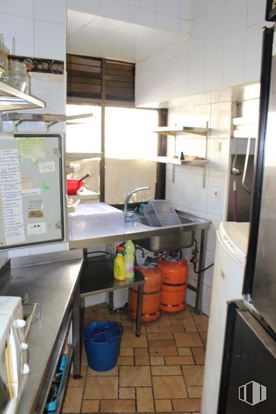 Local en venta en Plaza Rogelio Enríquez, Fuencarral - El Pardo, Madrid, 28048 con refrigerador, fregadero de cocina, grifo, ebanistería, propiedad, edificio, fregadero, encimera, aparato de cocina y accesorio alrededor