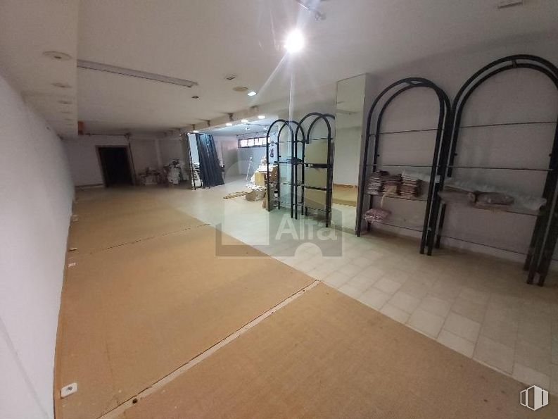 Retail for sale at Calle Lago Erie, Vicálvaro, Madrid, 28032 with mirror, building, flooring, floor, fixture, tile flooring, hall, wood, ceiling and hardwood around