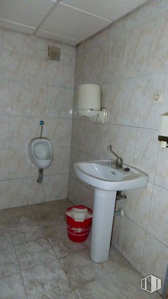 Nave en alquiler en Poligono Nogal, Algete, Madrid, 28110 con fregadero, propiedad, accesorios de fontanería, lavabo, cuarto de baño, grifo, morado, edificio, suelo y suelos alrededor