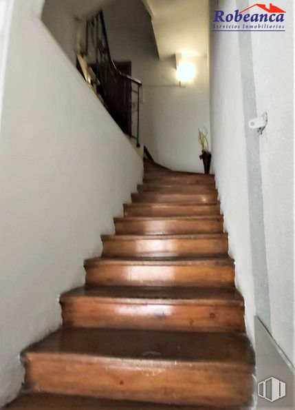 Oficina en alquiler en Zona centro, Ávila, 05001 con alumbrado, edificio, madera, escaleras, casa, accesorio, piso, suelo, tinte para madera y madera alrededor