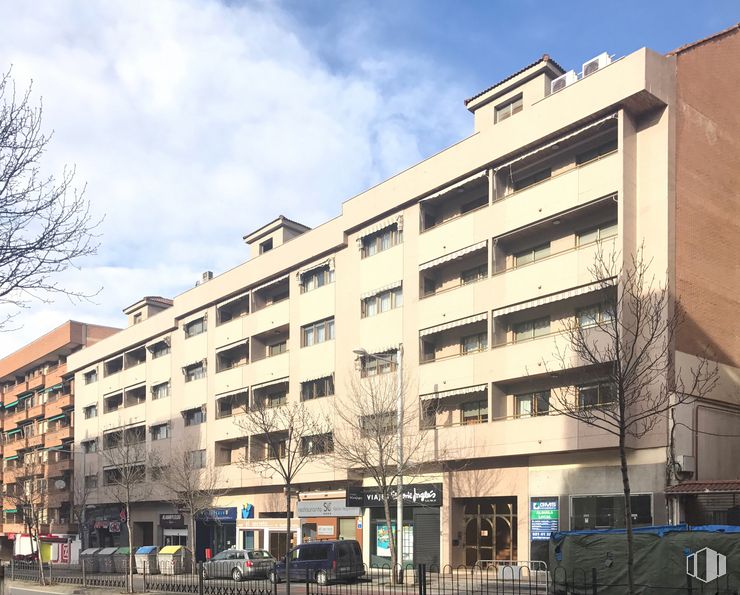 Local en alquiler y venta en Calle Santo Tomás, Segovia, 40002 con edificio, coche, nube, cielo, ventana, bloque de torre, diseño urbano, árbol, barrio y edificio comercial alrededor