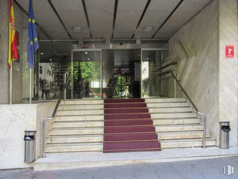 Oficina en alquiler en Edificio Eurobuilding II, Calle Orense, 69, Tetuán, Madrid, 28020 con propiedad, escaleras, edificio, planta, madera, piso, accesorio, fachada, madera dura y balaustre alrededor