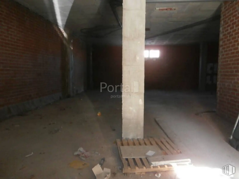 Retail for sale at Calle Agustín Rodríguez Sahagún, Ávila, 05003 with building, floor, flooring, wood, ceiling, building material, gas, concrete, hall and composite material around