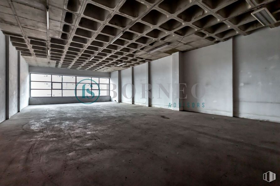 Industrial for rent at Edificio Novosur, Avenida Rosales, 42, Villaverde, Madrid, 28041 with window, building, hall, flooring, fixture, floor, wood, glass, space, concrete and composite material around