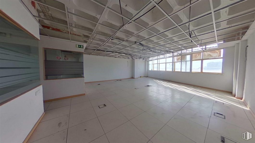 Office for sale at Avenida Democracia, Puente de Vallecas, Madrid, 28031 with hall, architecture, flooring, floor, wood, fixture, ceiling, space, glass and symmetry around