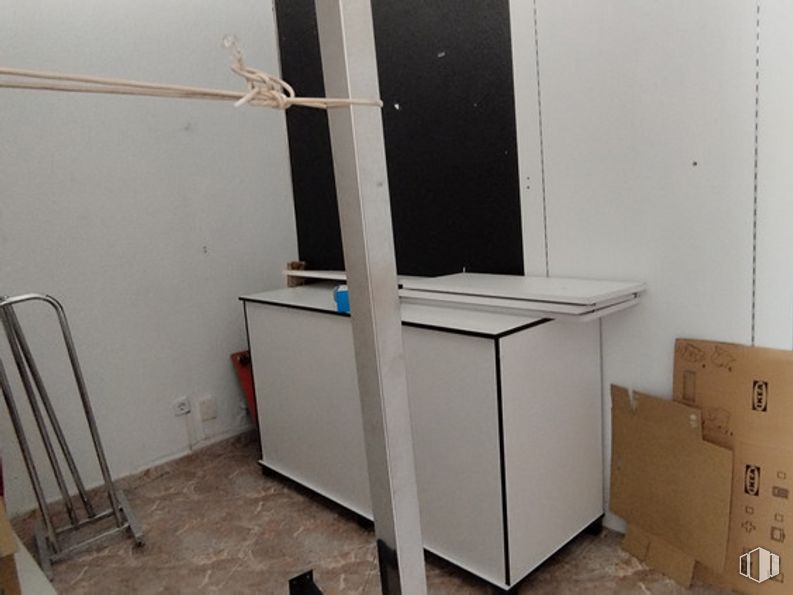 Local en alquiler en Calle Doctor Rivas, Ciempozuelos, Madrid, 28350 con caja de envío, ebanistería, madera, silla, mesa, suelos, madera dura, materiales de embalaje, cajón y cajonera alrededor