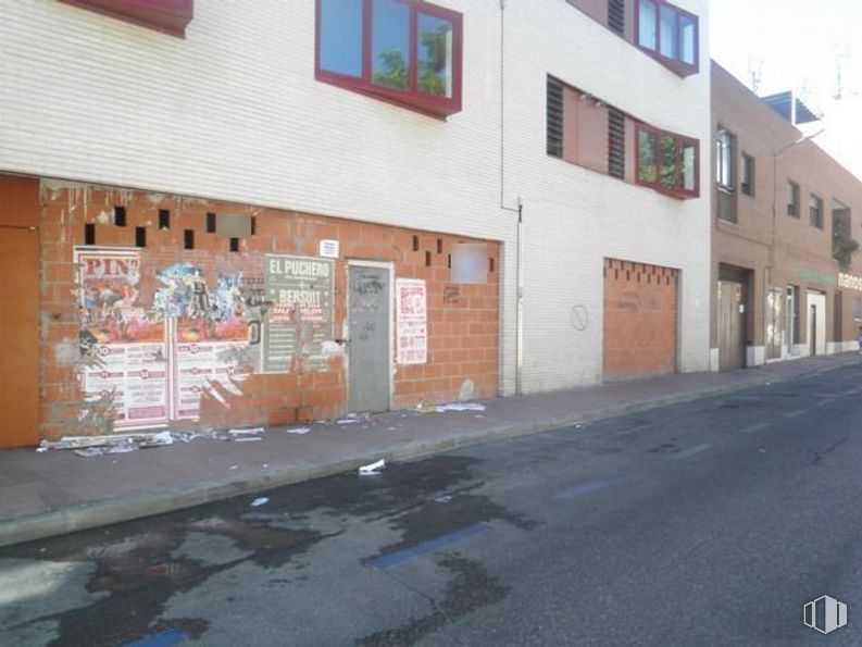 Retail for rent at Centro urbano, Valdemoro, Madrid, 28342 with window, building, door, road surface, asphalt, brick, art, neighbourhood, brickwork and wall around