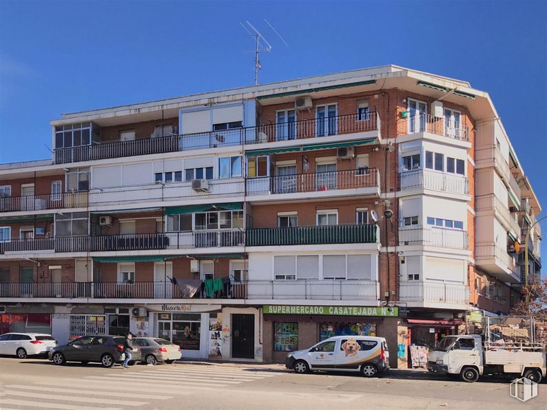 Retail for rent at Calle Casatejada, 2, Carabanchel, Madrid, 28044 with car, truck, building, wheel, tire, land vehicle, sky, property, window and vehicle around