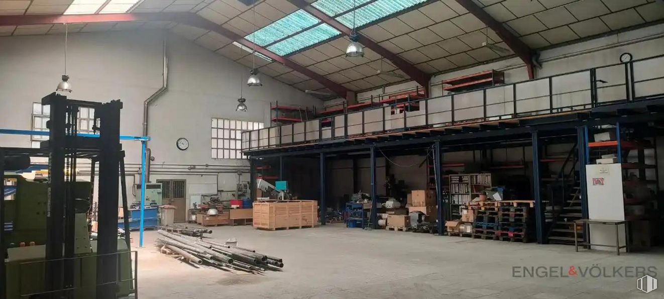 Industrial for sale at Calle Cemento, Torrejón de Ardoz, Madrid, 28850 with gas, beam, engineering, building, machine, metal, fixture, hall, commercial building and building material around