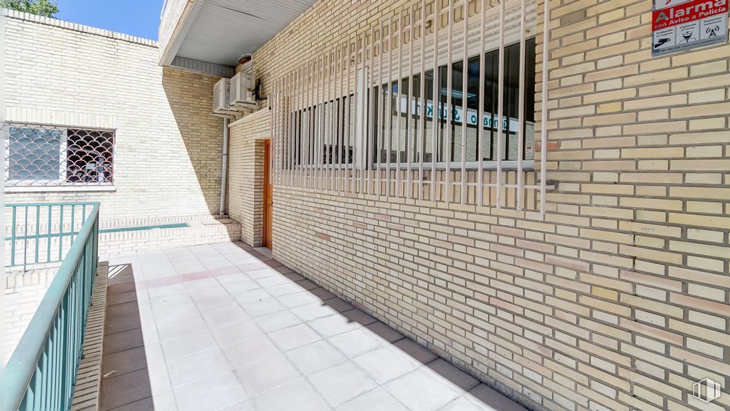 Oficina en venta en Zona Hortaleza, Hortaleza, Madrid, 28033 con ventana, madera, edificio, enladrillado, ladrillo, diseño urbano, piso, material compuesto, material de construcción, barrio residencial y acera alrededor