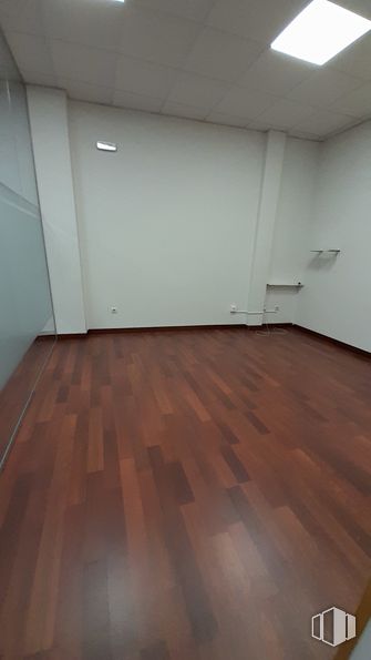 Retail for rent at Calle Pozuelo, Fuenlabrada, Madrid, 28945 with light fixture, lighting, brown, property, wood, fixture, flooring, wood stain, floor and laminate flooring around