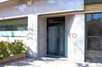 Oficina en venta en Calle Marqués de Pico Velasco, Ciudad Lineal, Madrid, 28027 con puerta, maceta, planta de interior, accesorio, planta, madera, sombra, fachada, inmobiliario y tintes y matices alrededor