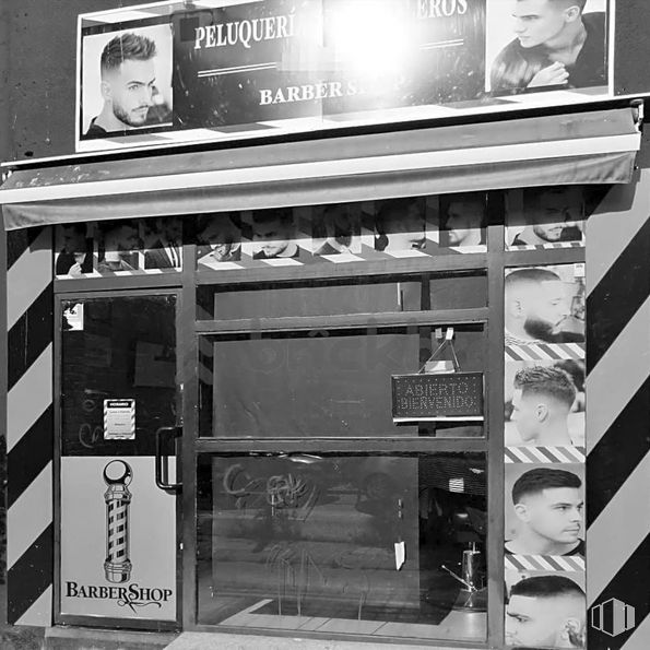 Local en venta en Calle Zamora, Móstoles, Madrid, 28931 con persona, fotografía, blanco, negro, en blanco y negro, estilo, monocromo, fotografía monocroma, gas y estante alrededor