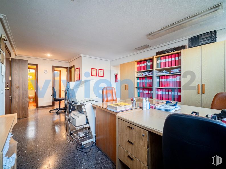 Oficina en venta en Calle Almansa, Moncloa - Aravaca, Madrid, 28040 con escritorio, estantería, silla, archivador, ebanistería, mueble, propiedad, cajón, estante y madera alrededor