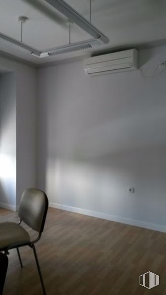 Office for rent at Avenida Gregorio Ruiz, Talavera de la Reina, Toledo, 45600 with chair, wood, building, flooring, floor, wall, shade, ceiling, hall and hardwood around