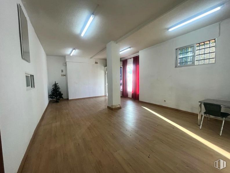 Local en venta en Calle Nazario Calonge, San Fernando de Henares, Madrid, 28830 con mesa, alumbrado, ventana, propiedad, accesorio, madera, hall, edificio, suelo y suelos alrededor