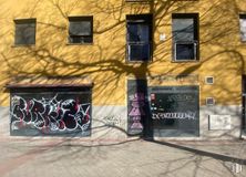 Retail for rent at Paseo Chopera, 47, Arganzuela, Madrid, 28045 with window, building, wall, graffiti, mural, street art, paint, concrete, sidewalk and handwriting around