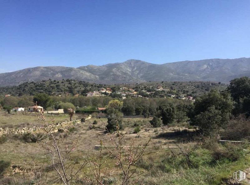 Land for sale at Polígono 10 Parcela, 139, Burgohondo, Ávila, 05113 with sky, mountain, plant, plant community, natural landscape, tree, plain, grassland, landscape and grass around