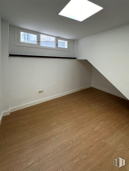 Oficina en alquiler en Calle Nuncio, 6, Centro, Madrid, 28005 con lámpara, alumbrado, ventana, accesorio, madera, edificio, suelos, suelo, sombra y tinte para madera alrededor