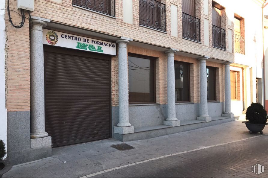 Local en alquiler y venta en Calle Real, 3, Villaluenga de la Sagra, Toledo, 45520 con ventana, edificio, superficie de la carretera, maceta, ladrillo, accesorio, acera, fachada, carretera y ciudad alrededor