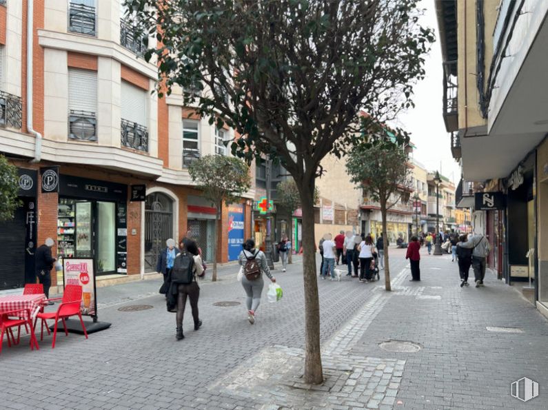 Local en alquiler y venta en Calle Madrid, Getafe, Madrid, 28901 con silla, ropa, superficie de la carretera, ciudad, zona urbana, calle, peatón, ciudad, espacio público y barrio alrededor