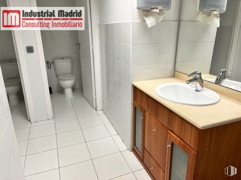 Nave en venta en Polígono Industrial San Fernando, San Fernando de Henares, Madrid, 28830 con mueble de baño, fregadero, inodoro, grifo, accesorio de fontanería, espejo, propiedad, lavabo de baño, baño y ebanistería alrededor