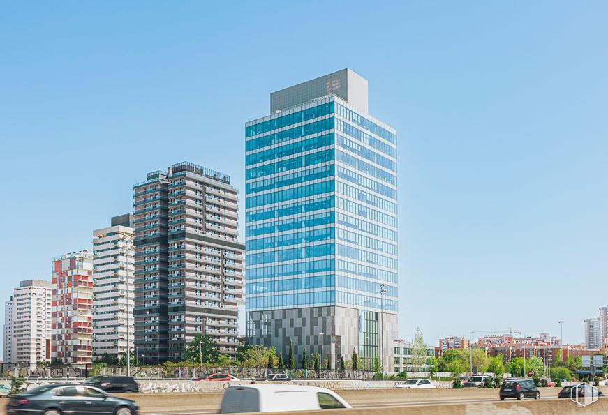 Oficina en alquiler en Torre Chamartín, Calle Dulce Chacón, 55, Hortaleza, Madrid, 28050 con edificio, coche, cielo, rascacielos, durante el día, vehículo, torre, diseño urbano, bloque de pisos y rueda alrededor