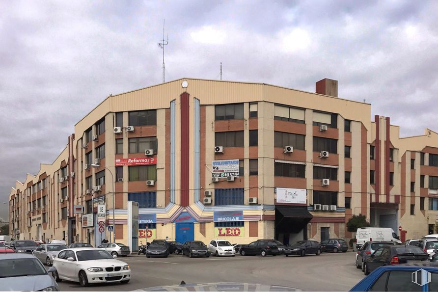 Oficina en alquiler en Calle Luis I, 60, Villa de Vallecas, Madrid, 28031 con coche, edificio, nube, luz de estacionamiento automotriz, cielo, vehículo terrestre, propiedad, rueda, vehículo y neumático alrededor