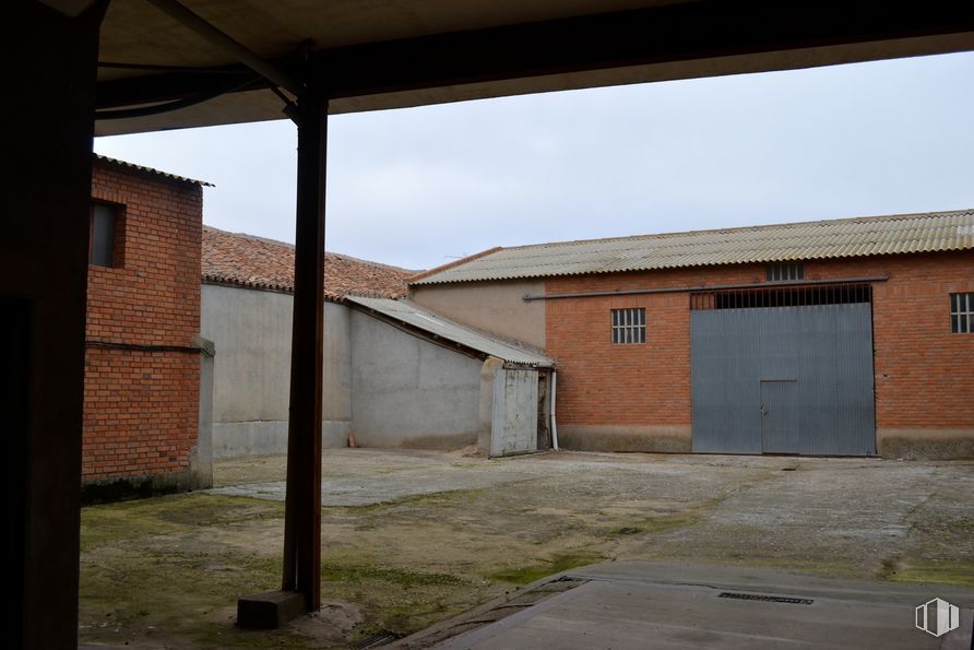 Industrial for sale at Calle Dr. Benéitez, 11, Manzaneque, Toledo, 45460 with door, house, sky, building, shade, wood, architecture, road surface, land lot and fixture around