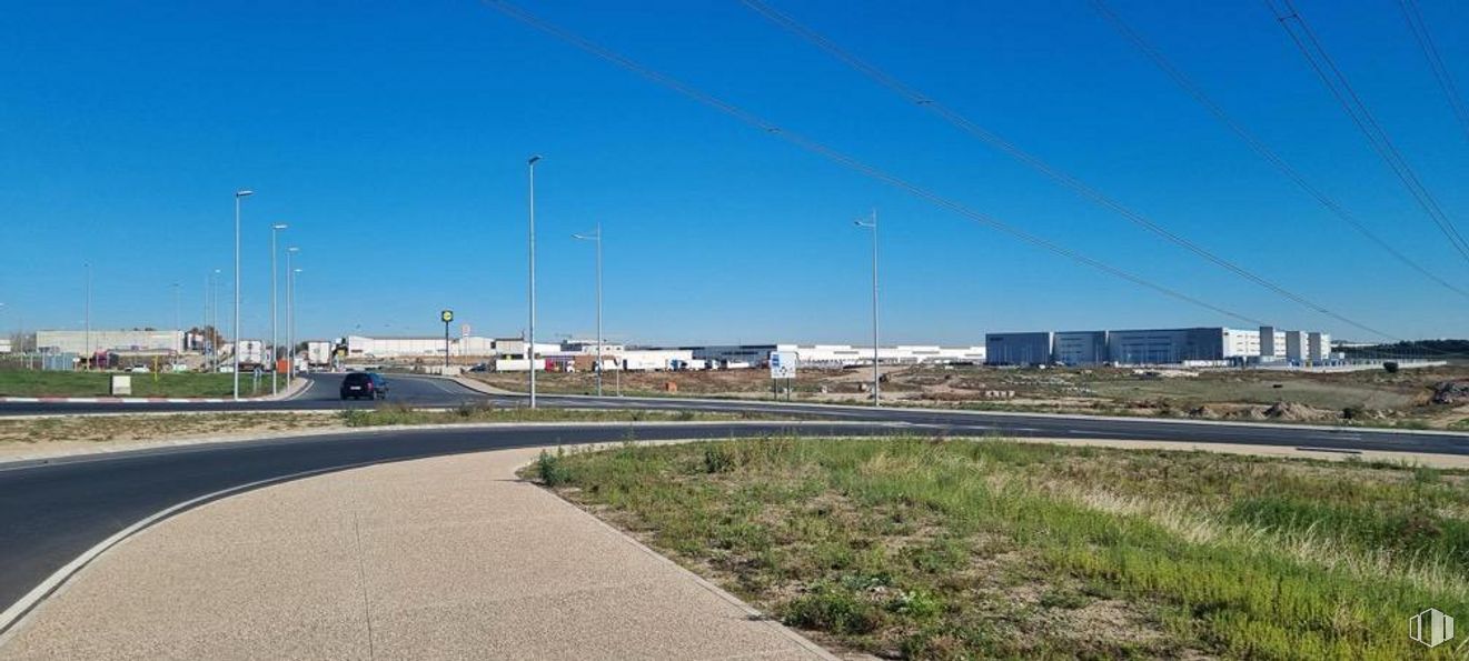 Suelo en venta en Zona Industrial, Illescas, Toledo, 45200 con edificio, cielo, luz de la calle, superficie de la carretera, asfalto, nube, planta, vía pública, carretera y llano alrededor