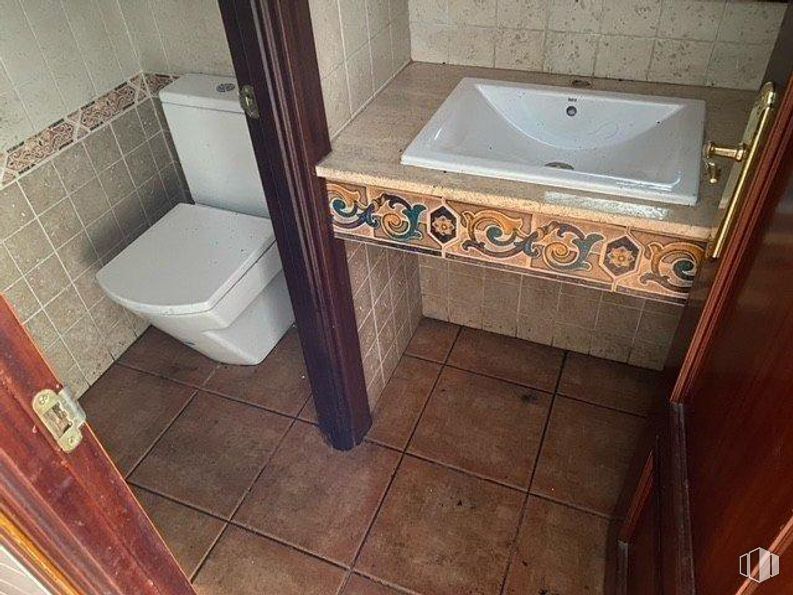 Retail for sale at Calle Corregidor Alonso de Tobar, Moratalaz, Madrid, 28030 with sink, toilet, plumbing fixture, bathroom, tap, bathroom sink, wood, floor, flooring and plumbing around