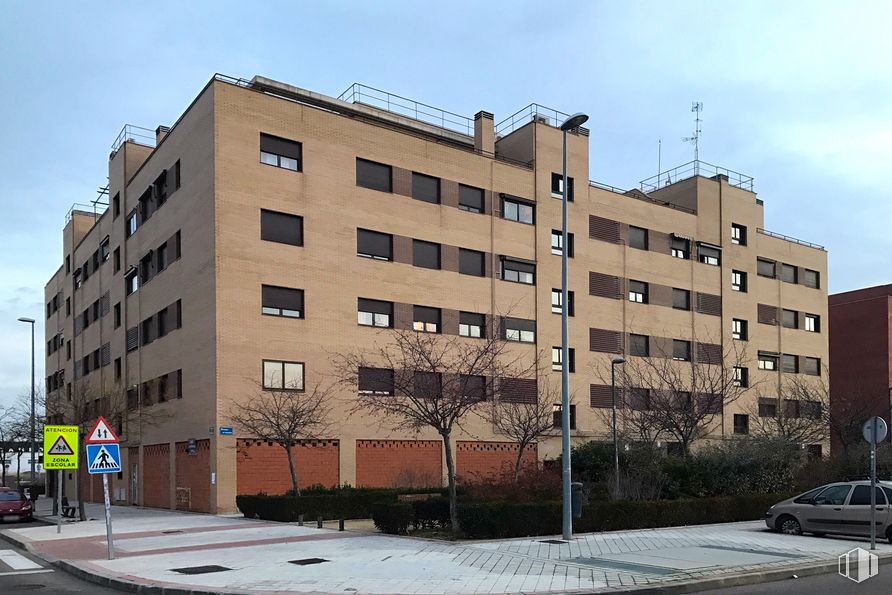 Local en venta en Fuenteserena, Calle Manantial, 15, Fuenlabrada, Madrid, 28942 con coche, edificio, cielo, ventana, luz de la calle, planta, diseño urbano, bloque de pisos, condominio y zona residencial alrededor