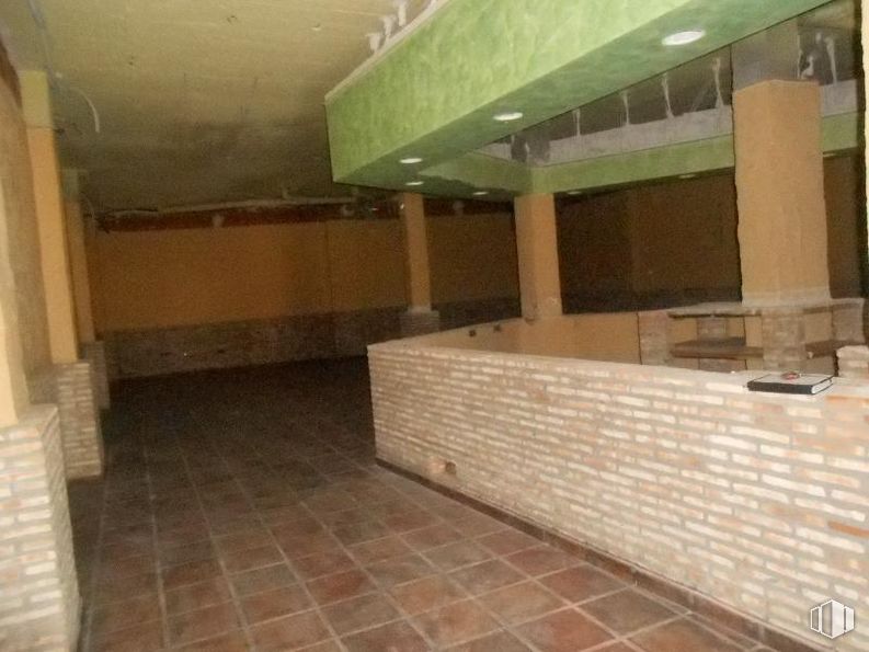 Retail for sale at Calle Barraguillo, 21, Segurilla, Toledo, 45621 with wood, flooring, floor, shade, brick, wood stain, brickwork, hardwood, composite material and beam around