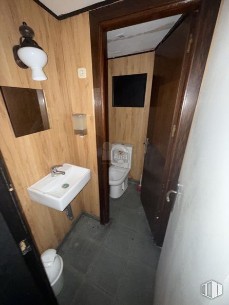 Retail for sale at Zona El Pardo, Fuencarral - El Pardo, Madrid, 28048 with toilet, sink, lighting, wood, flooring, floor, interior design, room, wood stain and hardwood around