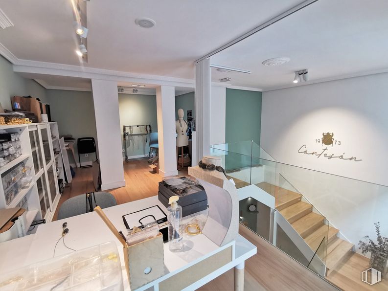 Local en alquiler en Zona Salesas, Centro, Madrid, 28004 con equipaje y bolsos, sofá, propiedad, mesa, planta, sala de estar, interiorismo, suelos, planta de interior y madera alrededor