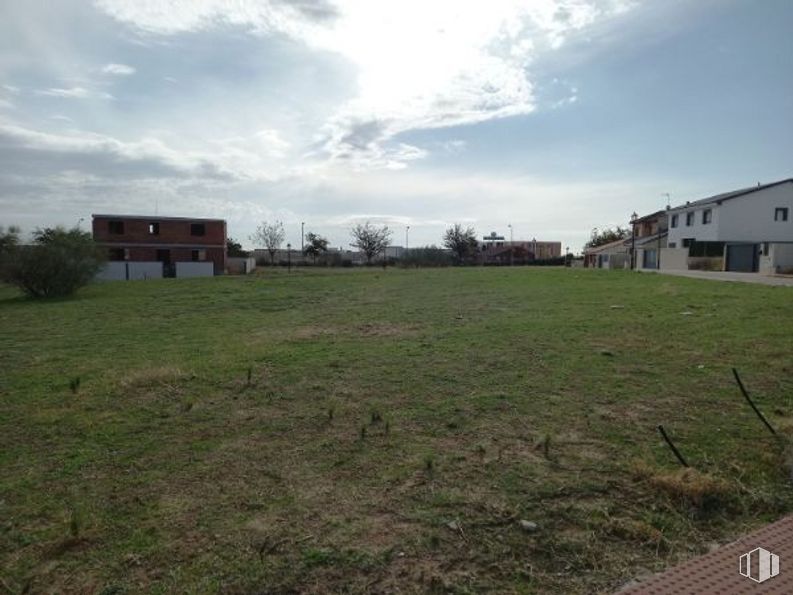 Land for sale at Calle Almendrales, Valmojado, Toledo, 45940 with house, sky, cloud, plant, tree, building, window, grass, residential area and grassland around