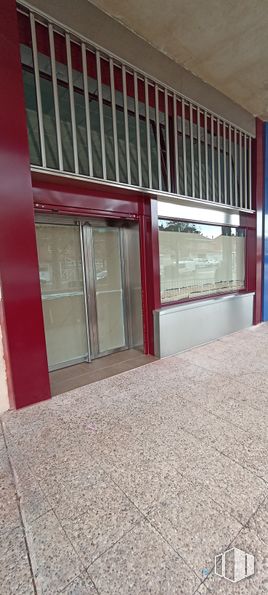 Retail for rent at Calle Balasar Gracián, 3, Segovia, 40006 with door, floor, flooring, composite material, metal, glass, concrete, building material, transparency and steel around