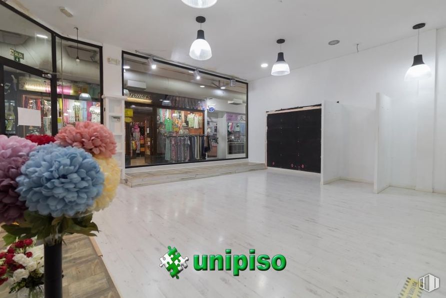 Local en alquiler en Plaza España, Leganés, Madrid, 28911 con alumbrado, lámpara, planta, flor, interiorismo, suelos, suelo, techo, evento y arreglos florales alrededor