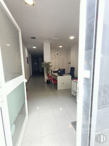 Local en alquiler y venta en Zona Centro, Torrejón de Ardoz, Madrid, 28850 con lámpara, edificio, accesorio, planta de interior, suelos, suelo, silla, casa, puerta y planta alrededor