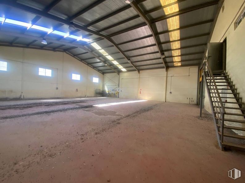 Industrial for sale at Polígono Santa Bárbara, Toledo, 45006 with light fixture, lighting, floor, ceiling, flooring, hall, daylighting, building material, beam and plaster around