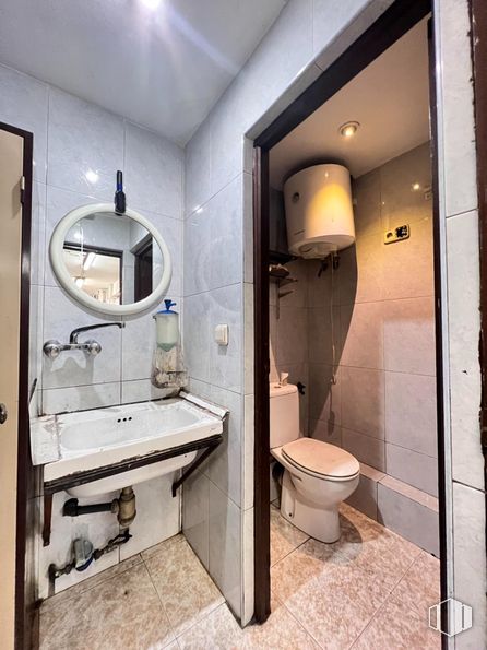 Local en venta en Zona Azorín, Móstoles, Madrid, 28935 con inodoro, espejo, grifo, accesorios de fontanería, lavabo, fregadero, cuarto de baño, interiorismo, edificio y suelo alrededor