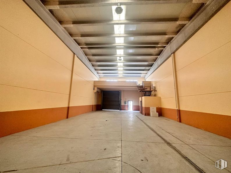 Nave en venta en Polígono Camporroso , Ciempozuelos, Madrid, 28350 con lámpara, madera, accesorio, interiorismo, suelo, hall, suelos, simetría, edificio y techo alrededor