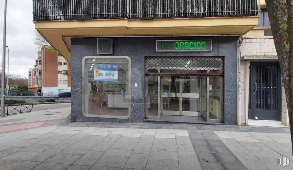 Retail for rent at Paseo Extremadura, La Latina, Madrid, 28011 with door, fixture, facade, building, city, composite material, mixed-use, street, window and sidewalk around