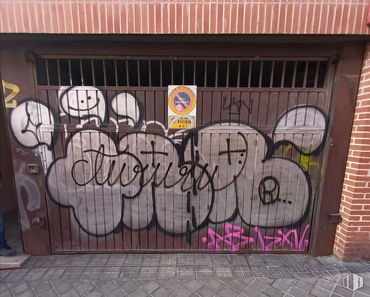 Industrial for sale at Paseo del Río Guadarrama, 4, Collado Villalba, Madrid, 28400 with wall, font, graffiti, street art, handwriting, paint, mural, brickwork, brick and steel around