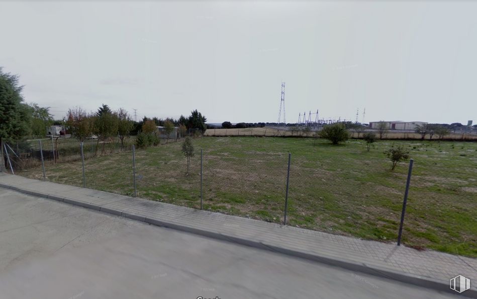 Land for sale at Calle Amarillo Jazmín, 99, El Casar, Guadalajara, 19170 with sky, plant, land lot, tree, asphalt, road surface, landscape, plain, grass and gas around