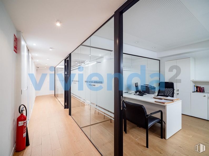 Oficina en venta en Plaza José Moreno Villa, Moncloa - Aravaca, Madrid, 28008 con silla, escritorio, edificio, mueble, mesa, diseño automovilístico, arquitectura, interiorismo, ventana y hall alrededor