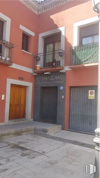 Retail for sale at Avenida Constitución, Robledo de Chavela, Madrid, 28294 with door, building, window, fixture, wood, house, home door, facade, composite material and road surface around