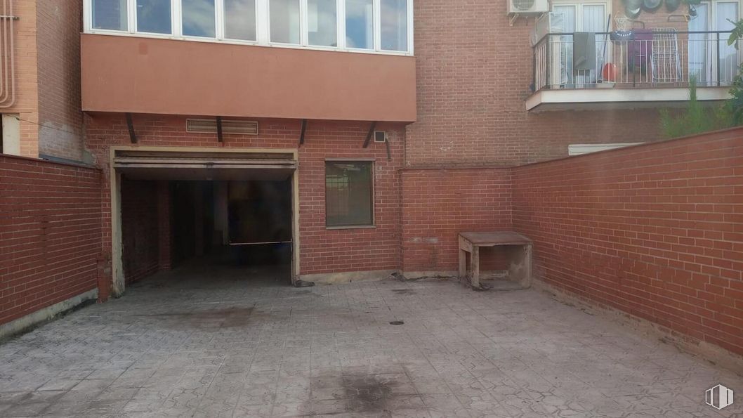 Oficina en venta en Travesía Madrid, Alcobendas, Madrid, 28100 con ventana, taburete, edificio, albañilería, madera, superficie de la carretera, ladrillo, asfalto, espacio público y suelo alrededor